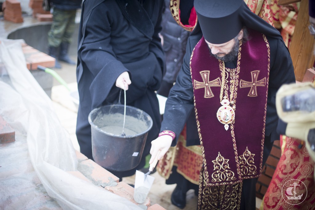 Епископ Петергофский Амвросий, совершил чин освящения основания церкви
