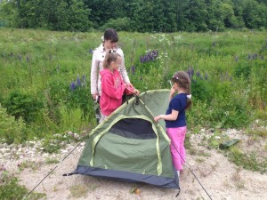 Продолжаем учиться собирать палатку